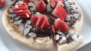 Read more about the article KETO sernik bez pieczenia z truskawkami i czekoladą