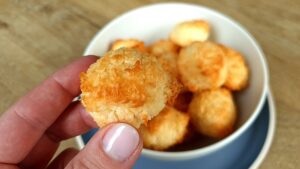 Read more about the article KETO kokosanki, tylko 4 składniki i poniżej 1 g węglowodanów