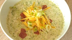 Read more about the article KETO zupa brokułowa z kurczakiem