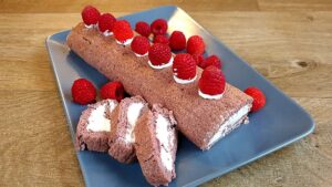 Read more about the article KETO rolada szpinakowa i truskawkowa