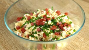 Read more about the article KETO sałatka z jajkiem i kabanosem, nie tylko na Wielkanoc