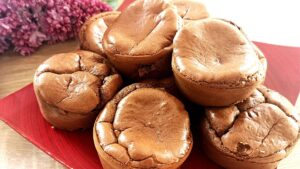 Read more about the article KETO czekoladowe babeczki z truskawkami