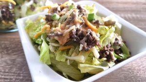 Read more about the article KETO| LOW CARB sałatka BIG MAC