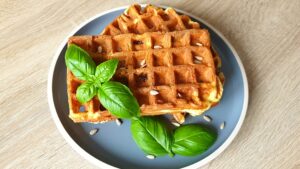 Read more about the article KETO chlebek oopsie z bazylią i pomidorami