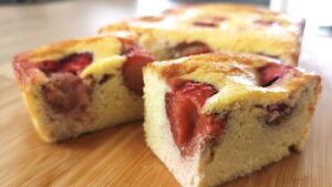 Read more about the article KETO szybkie ciasto jogurtowe z truskawkami