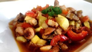 Read more about the article KETO leczo, czyli jednogarnkowe danie z cukinią i kiełbasą