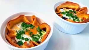 Read more about the article KETO pieczona szakszuka w naleśnikach