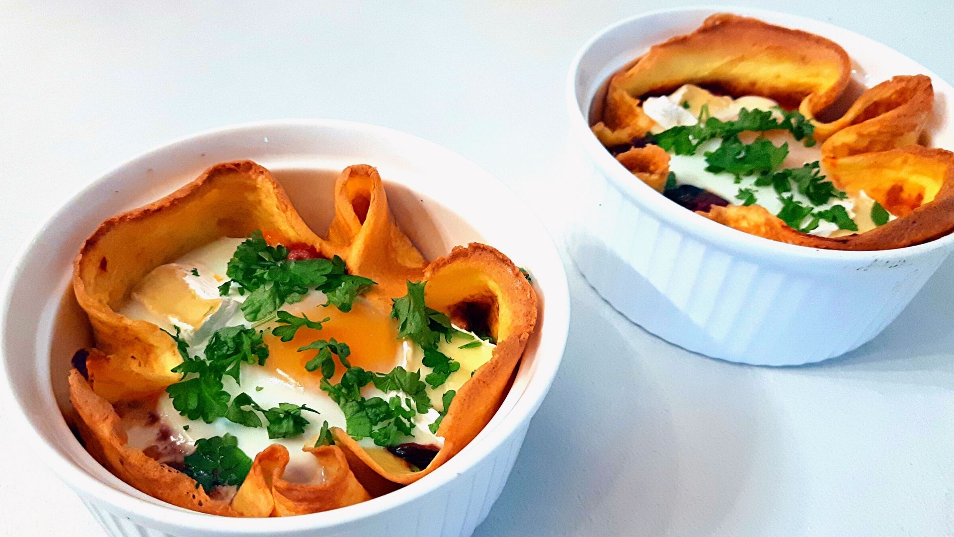 You are currently viewing KETO pieczona szakszuka w naleśnikach