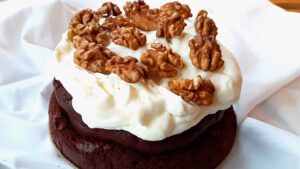 Read more about the article KETO czekoladowe ciasto z białą pianką ?