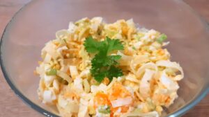 Read more about the article KETO sałatka z porem, jajkiem i majonezem