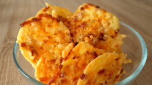 Read more about the article KETO chipsy serowe z kabanosami, tylko 2 węgle