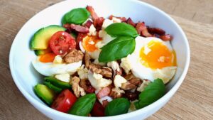 Read more about the article KETO sałatka z bekonem