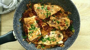 Read more about the article KETO kurczak w śmietanowym sosie z suszonymi pomidorami