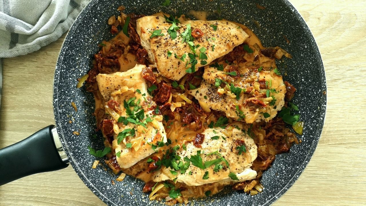 You are currently viewing KETO kurczak w śmietanowym sosie z suszonymi pomidorami