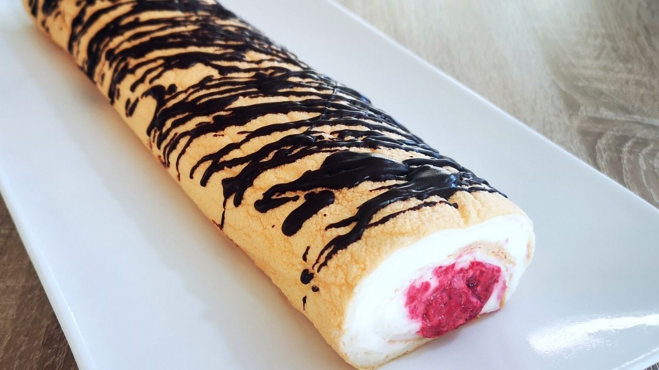 You are currently viewing KETO rolada bezowa z malinami i truskawkami