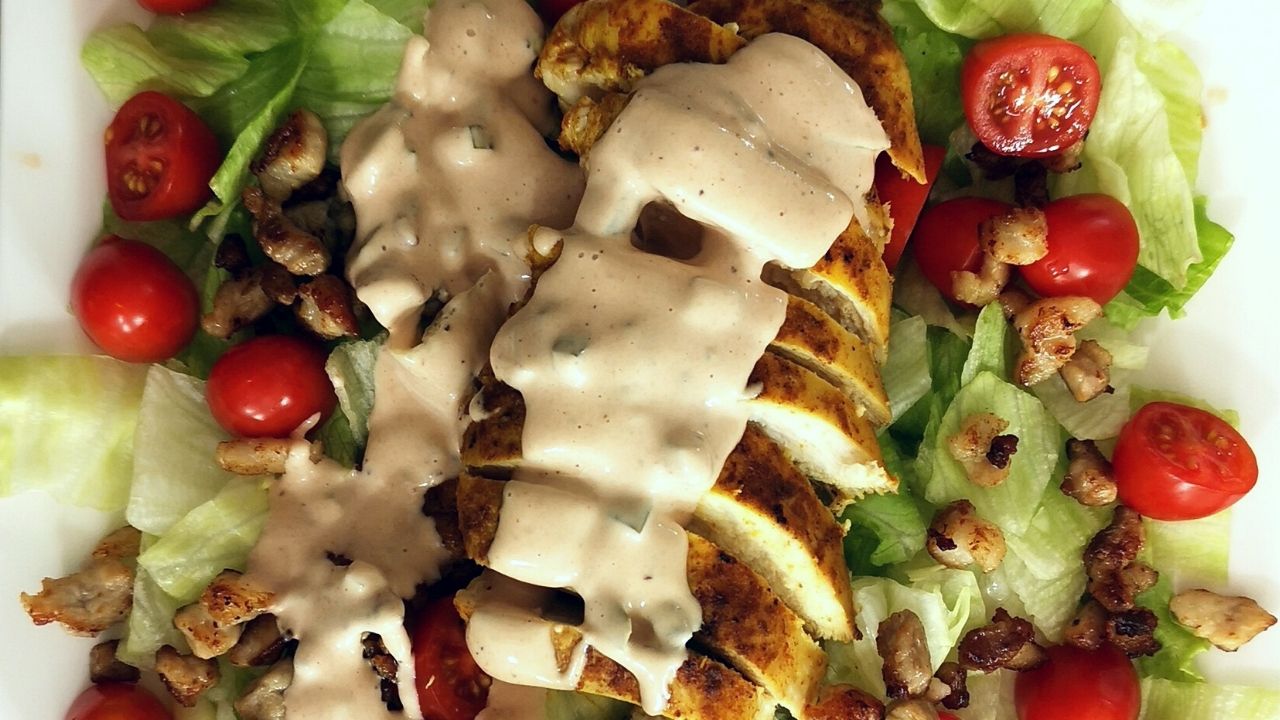 You are currently viewing Sałatka z kurczakiem i sosem tysiąca wysp