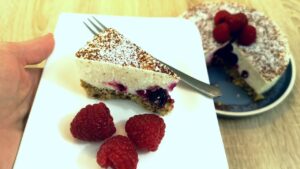 Read more about the article Kremowy kokosowy KETO sernik bez pieczenia