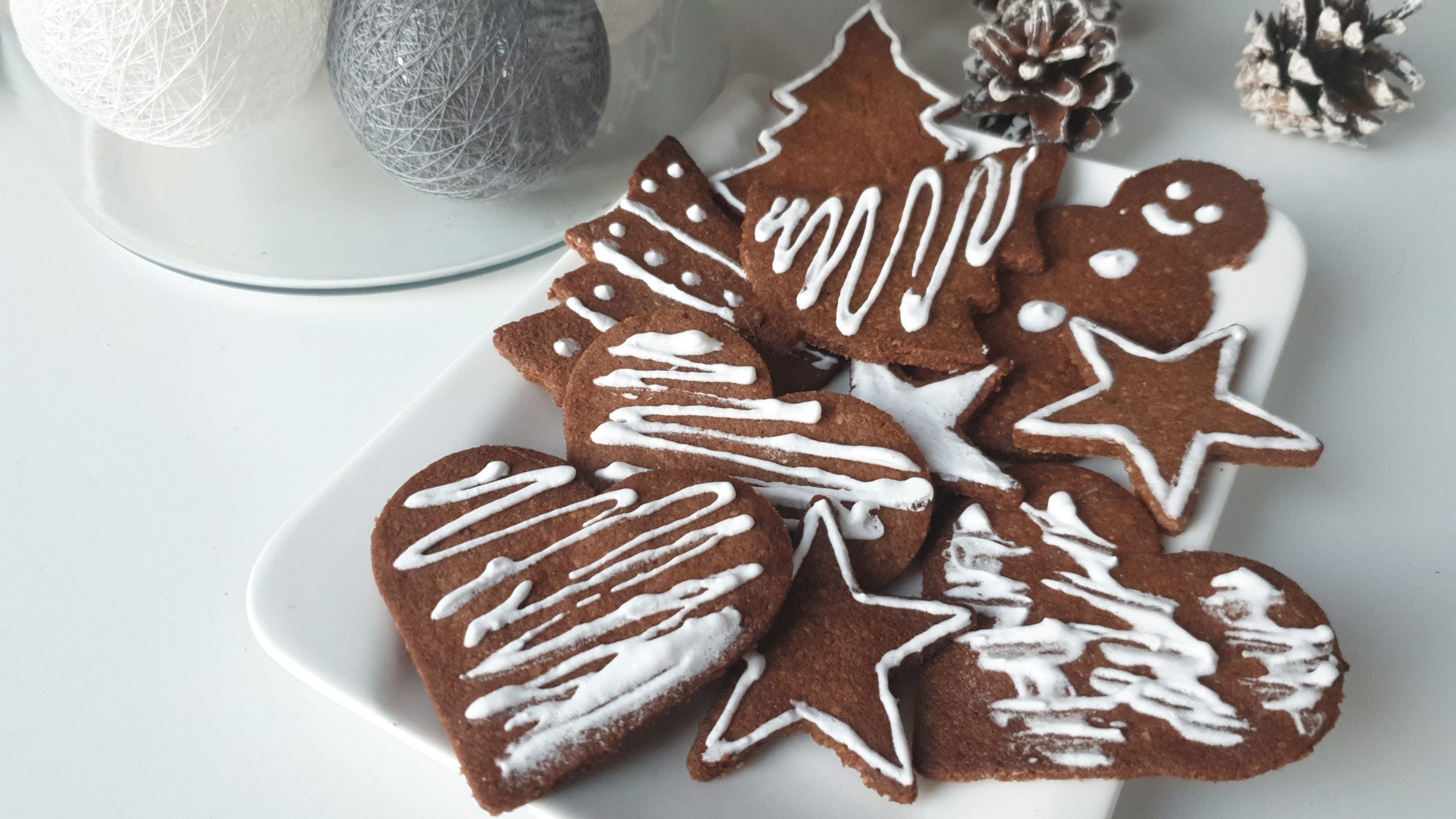 You are currently viewing Pierniczki świąteczne z lukrem królewskim bez cukru i glutenu