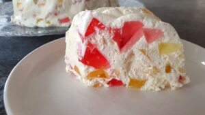 Read more about the article KETO śmietanowiec z galaretką, czyli jak zrobić najprostsze ciasto