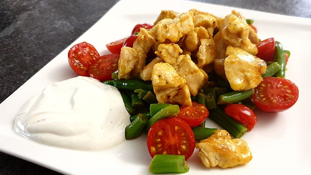 You are currently viewing KETO indyk z warzywami z sosem czosnkowym