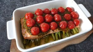 Read more about the article Pieczony łosoś z warzywami