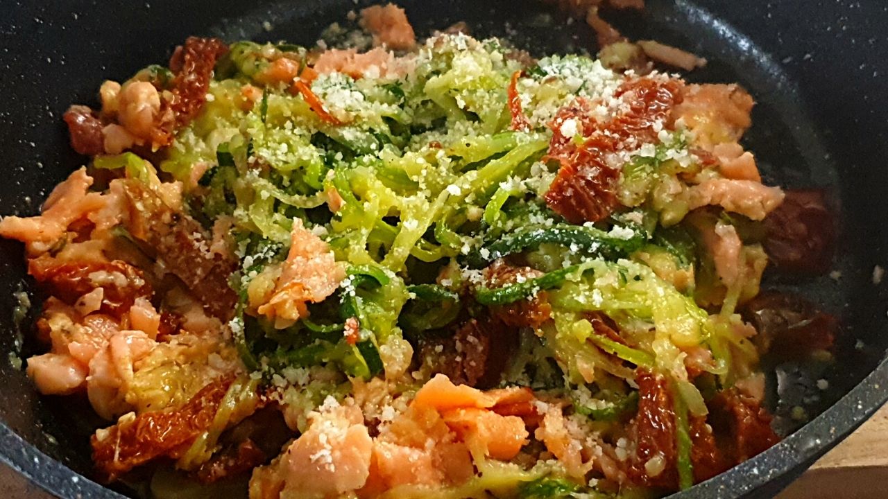 KETO cukinia z łososiem wędzonym i pomidorami