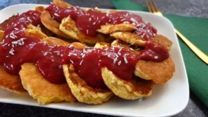 Read more about the article KETO placuszki z mascarpone i sosem  truskawkowym