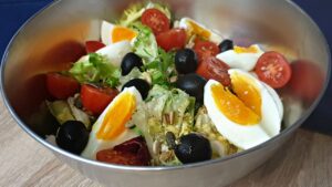 Read more about the article KETO sałatka z jajkiem i nasionami