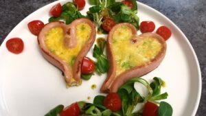 Read more about the article KETO śniadanie Walentynkowe, czyli serca z patelni