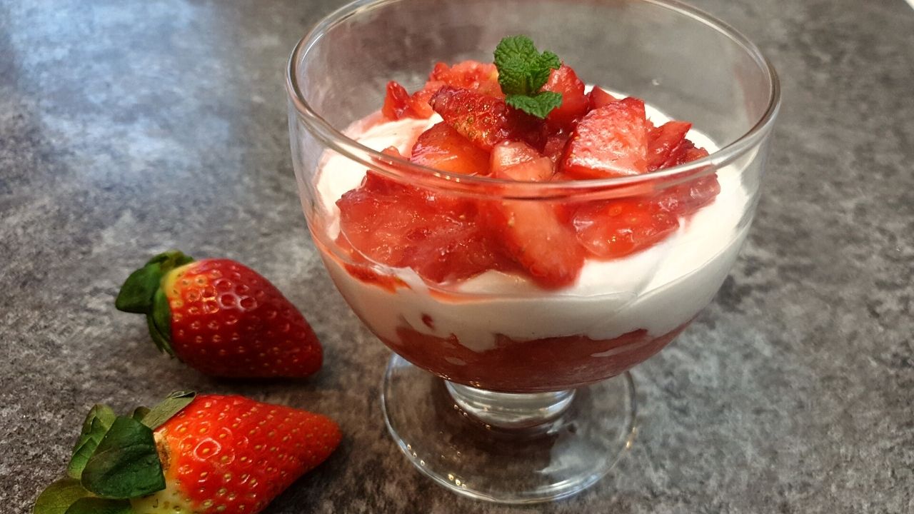 You are currently viewing KETO truskawkowy deser