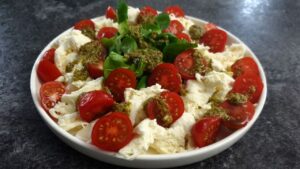Read more about the article Prosta i szybka sałatka z mozzarellą