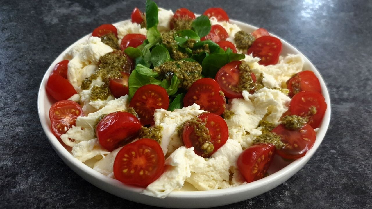 You are currently viewing Prosta i szybka sałatka z mozzarellą