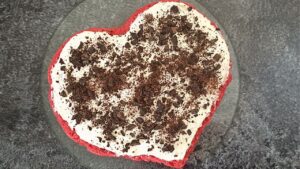 Read more about the article KETO Malinowe ciasto chmurka bez pieczenia