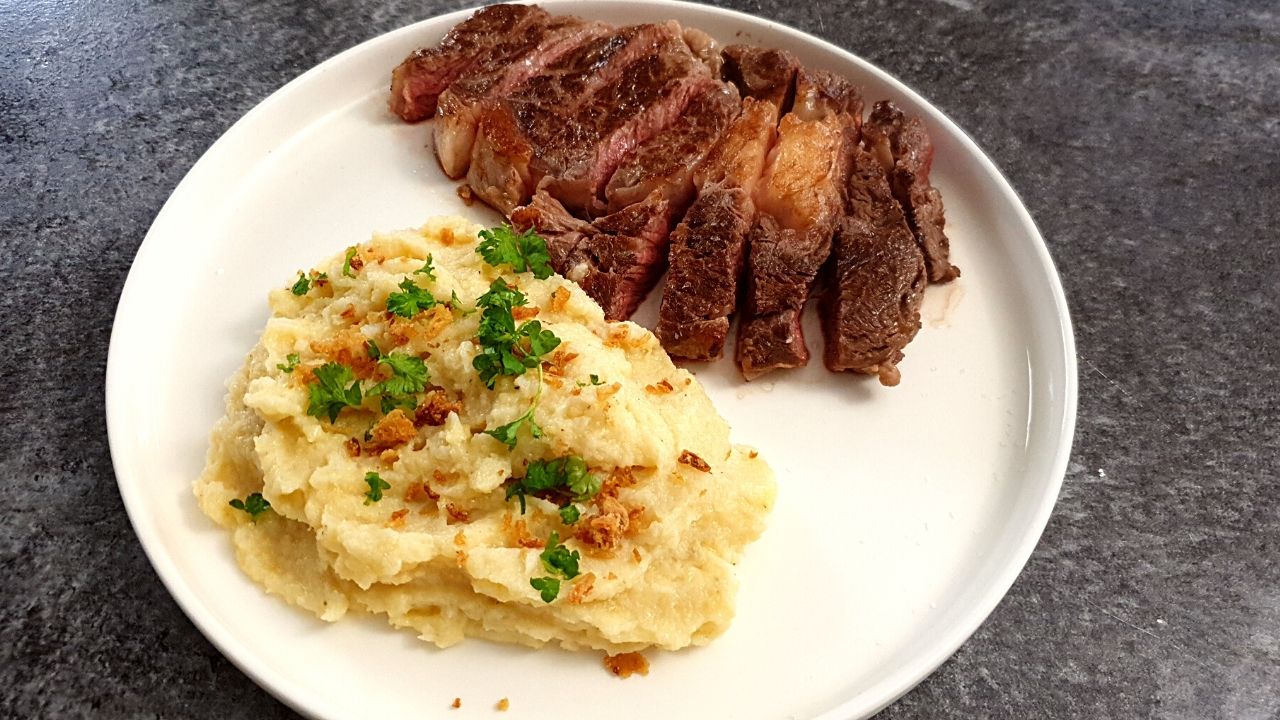 You are currently viewing Szybki KETO obiad, czyli stek z puree kalafiorowym