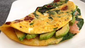Read more about the article KETO | Przepis na omlet ze szpinakiem i łososiem