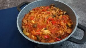 Read more about the article KETO KOCIOŁEK Z BOCZKIEM I KIEŁBASĄ