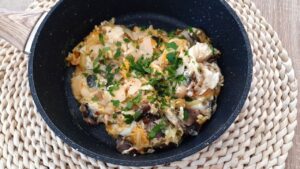 Read more about the article KETO JAJECZNICA Z PIECZARKAMI I CEBULĄ