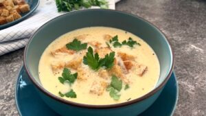 Read more about the article KETO Zupa serowo-cebulowa