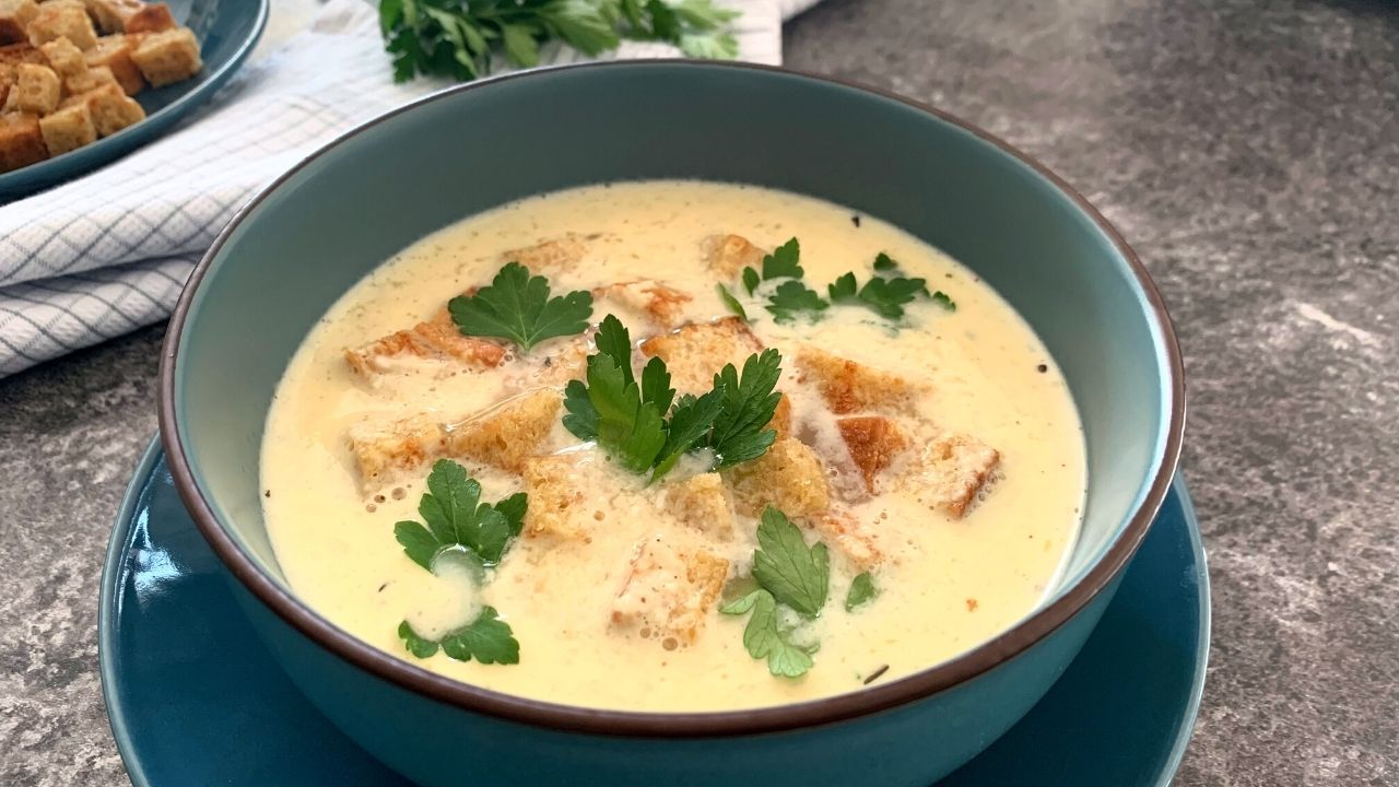 You are currently viewing KETO Zupa serowo-cebulowa