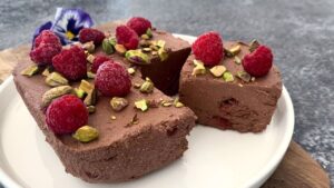 Read more about the article CZEKOLADOWY KETO SERNIK BEZ PIECZENIA