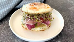 Read more about the article KETO KANAPKA Z SZYNKĄ I AWOKADO