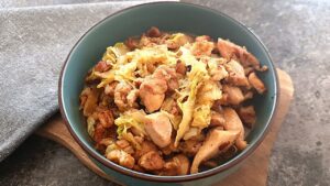 Read more about the article KETO Udko kurczaka z boczkiem i kapustą