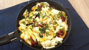Read more about the article KETO jajecznica z suszonymi pomidorami