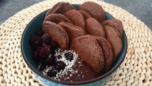 Read more about the article KETO NALEŚNIKI CZEKOLADOWE z czekoladowym sosem i owocami