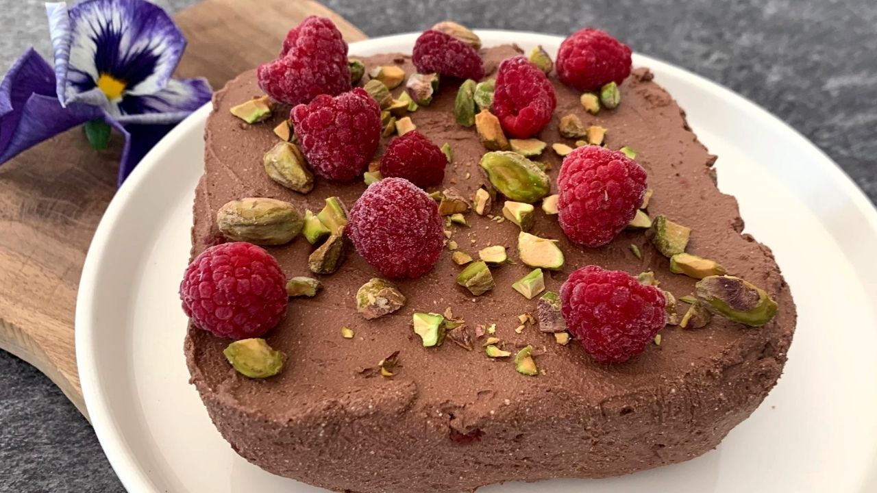 CZEKOLADOWY KETO SERNIK BEZ PIECZENIA