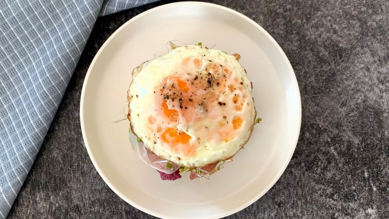 KETO KANAPKA Z SZYNKĄ I AWOKADO