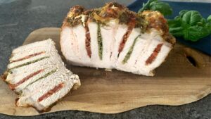 Read more about the article SCHAB NADZIEWANY MOZZARELLĄ, POMIDORAMI I PESTO