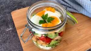 Read more about the article KETO SAŁATKA W SŁOIKU w 15 minut