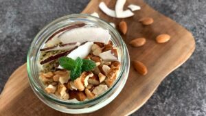 Read more about the article KETO deser jogurtowy z owocami i orzechami