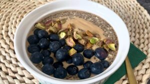 Read more about the article KETO ‘owsianka’ kawowa | Pyszne śniadanie z nasionami chia i konopi